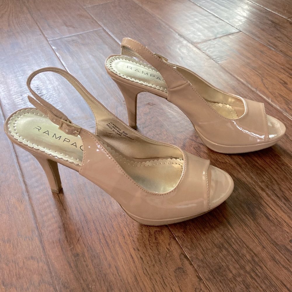 Rampage taupe patent leather sling back heel